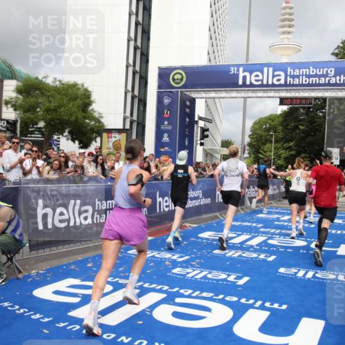 29.06.2025 - hella hamburg halbmarathon Michael Strokosch http://msf.ph/oto/8179208 29.06.2025 10:39:40 Ziel 1358, 4888, 7152, 7154, 9116, 9265, 11284, 11806, 14077, 15094, 15336, 15828, 15965, 17215, 17360, 17425, 18154, 18285, 18803 meine-sportfotos.de