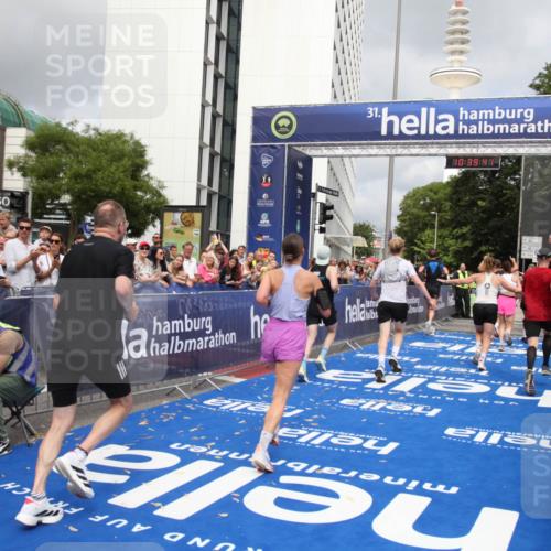29.06.2025 - hella hamburg halbmarathon Michael Strokosch http://msf.ph/oto/8179216 29.06.2025 10:39:40 Ziel 1358, 4888, 7152, 7154, 9116, 9265, 11284, 11806, 14077, 15094, 15336, 15828, 15965, 17215, 17360, 17425, 18154, 18285, 18803 meine-sportfotos.de