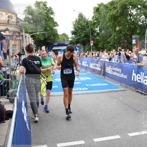 29.06.2025 - hella hamburg halbmarathon Zöllner http://msf.ph/oto/8179231 29.06.2025 10:29:45 Ziel 7186, 13374, 16818 meine-sportfotos.de
