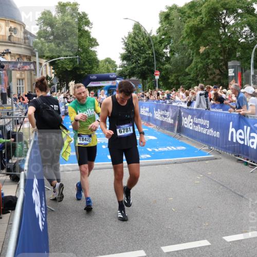 29.06.2025 - hella hamburg halbmarathon Zöllner http://msf.ph/oto/8179241 29.06.2025 10:29:45 Ziel 7186, 13374, 16818 meine-sportfotos.de