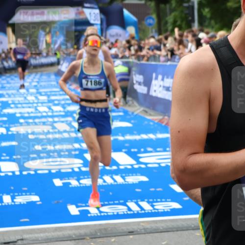29.06.2025 - hella hamburg halbmarathon Zöllner http://msf.ph/oto/8179257 29.06.2025 10:29:46 Ziel 7186, 13374, 16818 meine-sportfotos.de