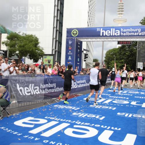 29.06.2025 - hella hamburg halbmarathon Michael Strokosch http://msf.ph/oto/8179261 29.06.2025 10:39:42 Ziel 1358, 4398, 4888, 7152, 7154, 9265, 11284, 11806, 14077, 15094, 15336, 15828, 16761, 17215, 17360, 17425, 18154, 18285, 18803 meine-sportfotos.de