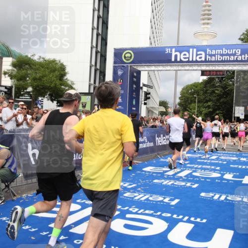 29.06.2025 - hella hamburg halbmarathon Michael Strokosch http://msf.ph/oto/8179276 29.06.2025 10:39:42 Ziel 1358, 4398, 4888, 7152, 7154, 9265, 11284, 11806, 14077, 15094, 15336, 15828, 16761, 17215, 17360, 17425, 18154, 18285, 18803 meine-sportfotos.de
