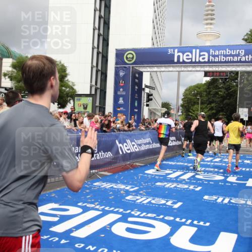 29.06.2025 - hella hamburg halbmarathon Michael Strokosch http://msf.ph/oto/8179315 29.06.2025 10:39:44 Ziel 1358, 4398, 4888, 11284, 11806, 13190, 14077, 15094, 15435, 16580, 16761, 17005, 17215, 17360, 17425, 17792, 18154, 18803 meine-sportfotos.de