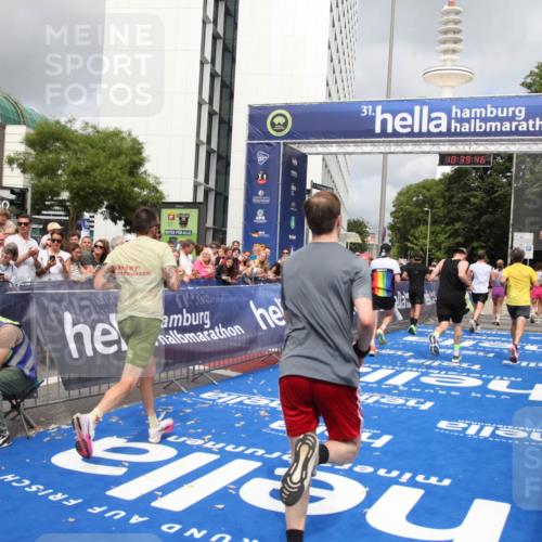 29.06.2025 - hella hamburg halbmarathon Michael Strokosch http://msf.ph/oto/8179325 29.06.2025 10:39:44 Ziel 1358, 4398, 4888, 11284, 11806, 13190, 14077, 15094, 15435, 16580, 16761, 17005, 17215, 17360, 17425, 17792, 18154, 18803 meine-sportfotos.de