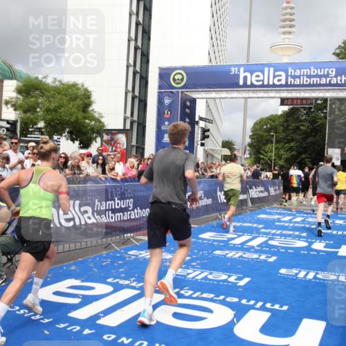 29.06.2025 - hella hamburg halbmarathon Michael Strokosch http://msf.ph/oto/8179358 29.06.2025 10:39:46 Ziel 1358, 4398, 4888, 11284, 11806, 13190, 14077, 14204, 15094, 15435, 15744, 16580, 16761, 17005, 17425, 17792, 18013 meine-sportfotos.de