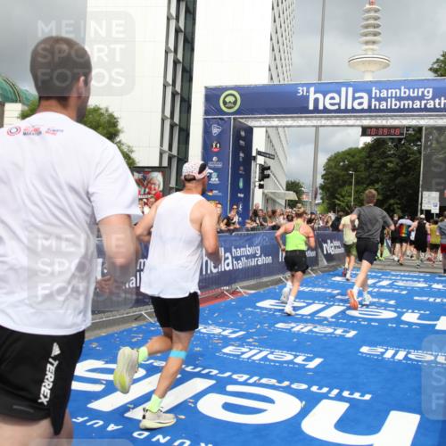 29.06.2025 - hella hamburg halbmarathon Michael Strokosch http://msf.ph/oto/8179390 29.06.2025 10:39:47 Ziel 1358, 4398, 4888, 11284, 13190, 14204, 15094, 15435, 15744, 16580, 16761, 17005, 17425, 17792, 18013 meine-sportfotos.de