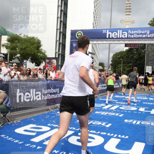 29.06.2025 - hella hamburg halbmarathon Michael Strokosch http://msf.ph/oto/8179411 29.06.2025 10:39:47 Ziel 1358, 4398, 4888, 11284, 13190, 14204, 15094, 15435, 15744, 16580, 16761, 17005, 17425, 17792, 18013 meine-sportfotos.de