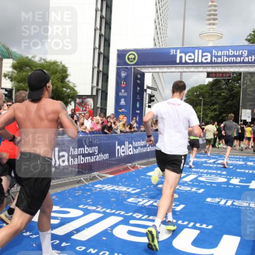 29.06.2025 - hella hamburg halbmarathon Michael Strokosch http://msf.ph/oto/8179420 29.06.2025 10:39:48 Ziel 1358, 1975, 4398, 4888, 13190, 14204, 15435, 15744, 16580, 16761, 17005, 17425, 17792, 18013 meine-sportfotos.de