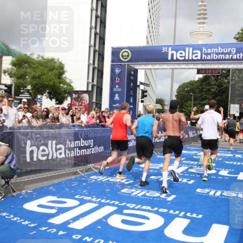 29.06.2025 - hella hamburg halbmarathon Michael Strokosch http://msf.ph/oto/8179424 29.06.2025 10:39:49 Ziel 1358, 1975, 4398, 13190, 14204, 15435, 15744, 16580, 16761, 17005, 17792, 18013 meine-sportfotos.de