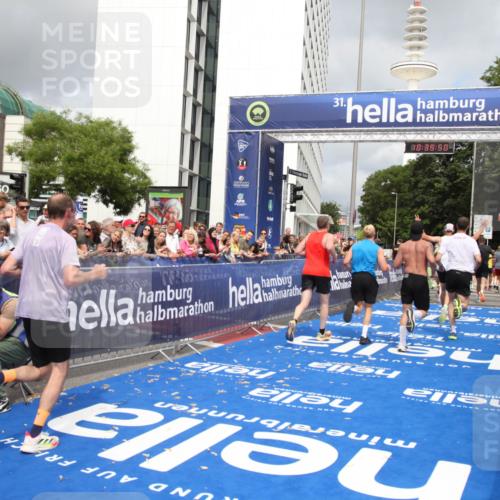 29.06.2025 - hella hamburg halbmarathon Michael Strokosch http://msf.ph/oto/8179434 29.06.2025 10:39:49 Ziel 1358, 1975, 4398, 13190, 14204, 15435, 15744, 16580, 16761, 17005, 17792, 18013 meine-sportfotos.de