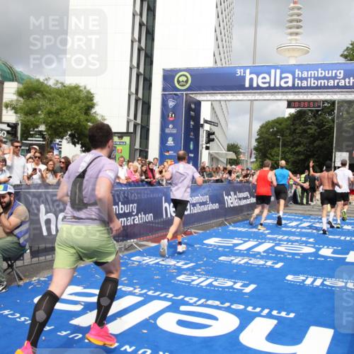 29.06.2025 - hella hamburg halbmarathon Michael Strokosch http://msf.ph/oto/8179460 29.06.2025 10:39:50 Ziel 1975, 2525, 4398, 13190, 14204, 15435, 15744, 16580, 16761, 17005, 17792, 18013 meine-sportfotos.de