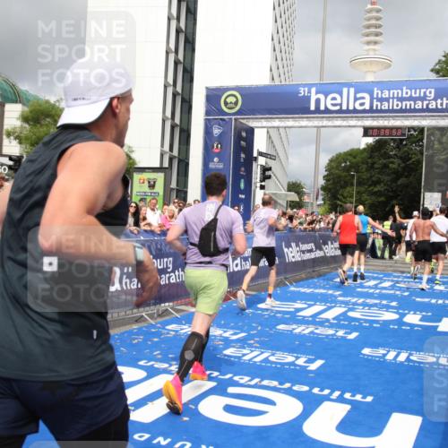 29.06.2025 - hella hamburg halbmarathon Michael Strokosch http://msf.ph/oto/8179473 29.06.2025 10:39:50 Ziel 1975, 2525, 4398, 13190, 14204, 15435, 15744, 16580, 16761, 17005, 17792, 18013 meine-sportfotos.de