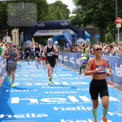29.06.2025 - hella hamburg halbmarathon Zöllner http://msf.ph/oto/8179477 29.06.2025 10:39:27 Ziel 2546, 2972, 6037, 6152, 8346, 12335, 12372, 14359, 15013, 15866 meine-sportfotos.de