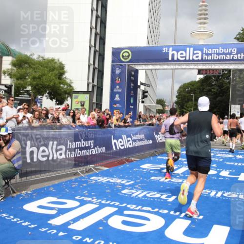 29.06.2025 - hella hamburg halbmarathon Michael Strokosch http://msf.ph/oto/8179480 29.06.2025 10:39:51 Ziel 1975, 2525, 2573, 13190, 14204, 15435, 15744, 16580, 17005, 17792, 18013 meine-sportfotos.de
