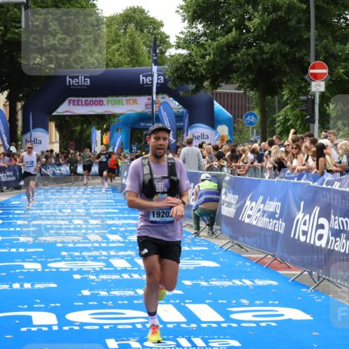 29.06.2025 - hella hamburg halbmarathon Zöllner http://msf.ph/oto/8179488 29.06.2025 10:29:58 Ziel 5308, 19202 meine-sportfotos.de