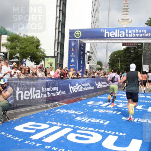 29.06.2025 - hella hamburg halbmarathon Michael Strokosch http://msf.ph/oto/8179496 29.06.2025 10:39:52 Ziel 1975, 2525, 2573, 6149, 11714, 13190, 14204, 15435, 15744, 15813, 16580, 17005, 17792, 18013 meine-sportfotos.de