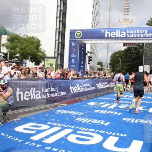 29.06.2025 - hella hamburg halbmarathon Michael Strokosch http://msf.ph/oto/8179510 29.06.2025 10:39:52 Ziel 1975, 2525, 2573, 6149, 11714, 13190, 14204, 15435, 15744, 15813, 16580, 17005, 17792, 18013 meine-sportfotos.de