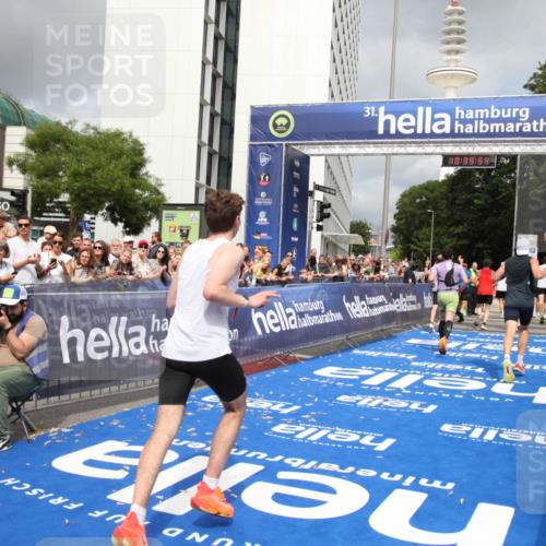 29.06.2025 - hella hamburg halbmarathon Michael Strokosch http://msf.ph/oto/8179524 29.06.2025 10:39:52 Ziel 1975, 2525, 2573, 6149, 11714, 13190, 14204, 15435, 15744, 15813, 16580, 17005, 17792, 18013 meine-sportfotos.de