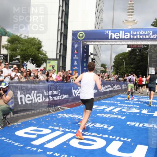 29.06.2025 - hella hamburg halbmarathon Michael Strokosch http://msf.ph/oto/8179539 29.06.2025 10:39:53 Ziel 1975, 2525, 2563, 2573, 4766, 6149, 11714, 13190, 14204, 15744, 15813, 17005, 17792, 18013 meine-sportfotos.de