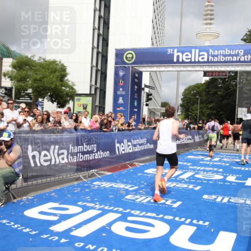 29.06.2025 - hella hamburg halbmarathon Michael Strokosch http://msf.ph/oto/8179556 29.06.2025 10:39:53 Ziel 1975, 2525, 2563, 2573, 4766, 6149, 11714, 13190, 14204, 15744, 15813, 17005, 17792, 18013 meine-sportfotos.de