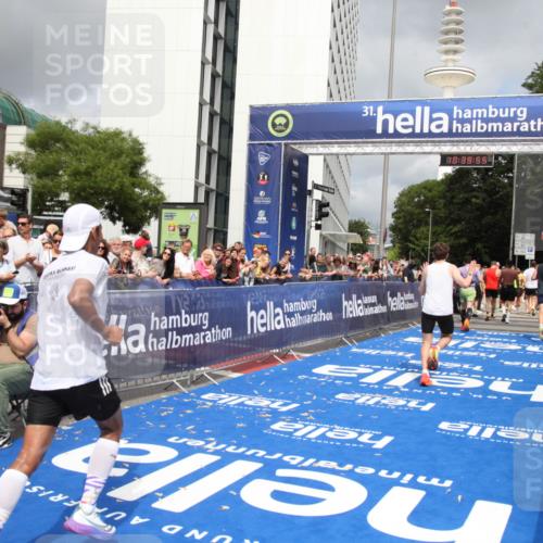 29.06.2025 - hella hamburg halbmarathon Michael Strokosch http://msf.ph/oto/8179571 29.06.2025 10:39:54 Ziel 1603, 1975, 2525, 2563, 2573, 4766, 6149, 11714, 14204, 15744, 15813, 18013 meine-sportfotos.de