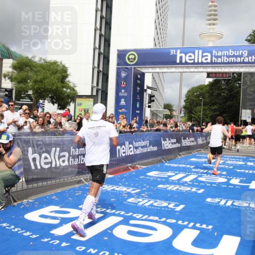 29.06.2025 - hella hamburg halbmarathon Michael Strokosch http://msf.ph/oto/8179597 29.06.2025 10:39:54 Ziel 1603, 1975, 2525, 2563, 2573, 4766, 6149, 11714, 14204, 15744, 15813, 18013 meine-sportfotos.de