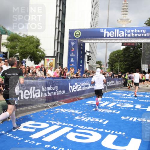 29.06.2025 - hella hamburg halbmarathon Michael Strokosch http://msf.ph/oto/8179604 29.06.2025 10:39:55 Ziel 1603, 1975, 2525, 2563, 2573, 4766, 6149, 7981, 11714, 14204, 15744, 15813 meine-sportfotos.de