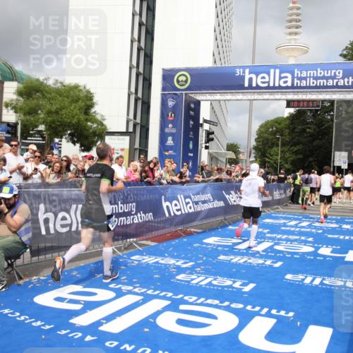 29.06.2025 - hella hamburg halbmarathon Michael Strokosch http://msf.ph/oto/8179617 29.06.2025 10:39:55 Ziel 1603, 1975, 2525, 2563, 2573, 4766, 6149, 7981, 11714, 14204, 15744, 15813 meine-sportfotos.de