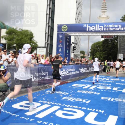 29.06.2025 - hella hamburg halbmarathon Michael Strokosch http://msf.ph/oto/8179632 29.06.2025 10:39:56 Ziel 1603, 1975, 2525, 2563, 2573, 4766, 6149, 7981, 8574, 11714, 15813 meine-sportfotos.de