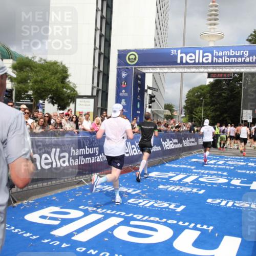 29.06.2025 - hella hamburg halbmarathon Michael Strokosch http://msf.ph/oto/8179642 29.06.2025 10:39:56 Ziel 1603, 1975, 2525, 2563, 2573, 4766, 6149, 7981, 8574, 11714, 15813 meine-sportfotos.de