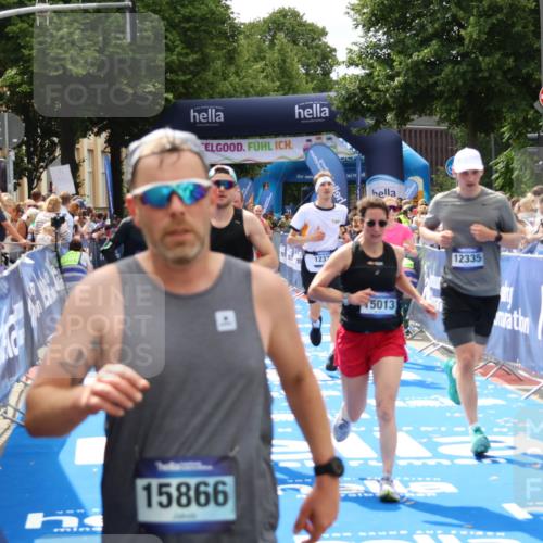 29.06.2025 - hella hamburg halbmarathon Zöllner http://msf.ph/oto/8179646 29.06.2025 10:39:31 Ziel 1343, 2546, 2972, 6152, 8346, 9116, 12335, 12372, 15013, 15965 meine-sportfotos.de