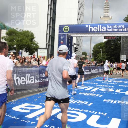 29.06.2025 - hella hamburg halbmarathon Michael Strokosch http://msf.ph/oto/8179651 29.06.2025 10:39:57 Ziel 1603, 1975, 2525, 2563, 2573, 3626, 4766, 6149, 7981, 8574, 11714, 15421, 15813 meine-sportfotos.de