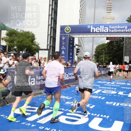 29.06.2025 - hella hamburg halbmarathon Michael Strokosch http://msf.ph/oto/8179664 29.06.2025 10:39:57 Ziel 1603, 1975, 2525, 2563, 2573, 3626, 4766, 6149, 7981, 8574, 11714, 15421, 15813 meine-sportfotos.de