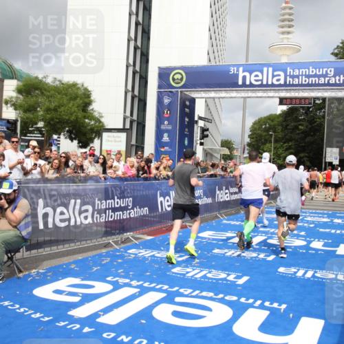 29.06.2025 - hella hamburg halbmarathon Michael Strokosch http://msf.ph/oto/8179674 29.06.2025 10:39:58 Ziel 1603, 2525, 2563, 2573, 3626, 4766, 6149, 7981, 8467, 8574, 11714, 15421, 15813 meine-sportfotos.de