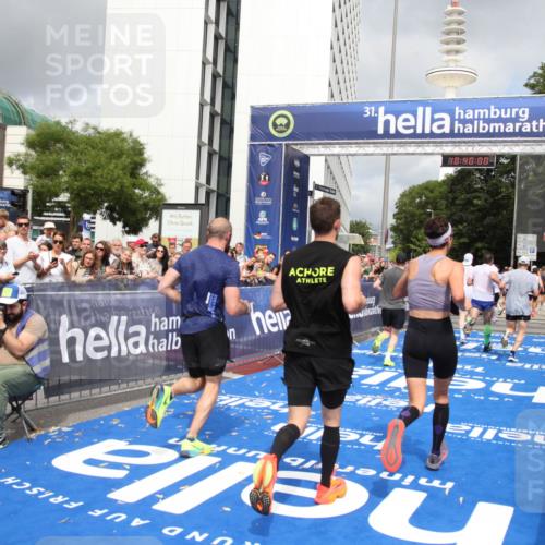 29.06.2025 - hella hamburg halbmarathon Michael Strokosch http://msf.ph/oto/8179700 29.06.2025 10:39:59 Ziel 1603, 2525, 2563, 2573, 3626, 4766, 5375, 6149, 7981, 8467, 8574, 11714, 15421, 15813 meine-sportfotos.de