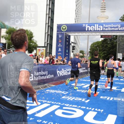 29.06.2025 - hella hamburg halbmarathon Michael Strokosch http://msf.ph/oto/8179712 29.06.2025 10:39:59 Ziel 1603, 2525, 2563, 2573, 3626, 4766, 5375, 6149, 7981, 8467, 8574, 11714, 15421, 15813 meine-sportfotos.de