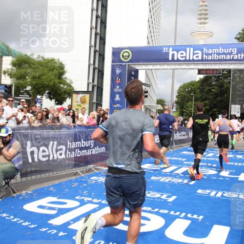 29.06.2025 - hella hamburg halbmarathon Michael Strokosch http://msf.ph/oto/8179719 29.06.2025 10:40:00 Ziel 1603, 2563, 2573, 3626, 4766, 5375, 6149, 7981, 8467, 8574, 11714, 15421, 15813 meine-sportfotos.de
