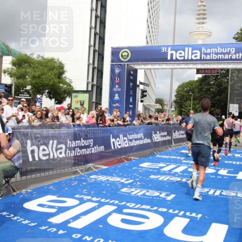 29.06.2025 - hella hamburg halbmarathon Michael Strokosch http://msf.ph/oto/8179727 29.06.2025 10:40:00 Ziel 1603, 2563, 2573, 3626, 4766, 5375, 6149, 7981, 8467, 8574, 11714, 15421, 15813 meine-sportfotos.de