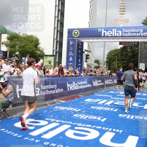 29.06.2025 - hella hamburg halbmarathon Michael Strokosch http://msf.ph/oto/8179735 29.06.2025 10:40:01 Ziel 1603, 2563, 3626, 4766, 5375, 6149, 7981, 8467, 8574, 11714, 15421, 15813 meine-sportfotos.de