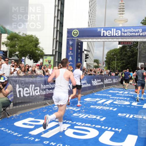 29.06.2025 - hella hamburg halbmarathon Michael Strokosch http://msf.ph/oto/8179754 29.06.2025 10:40:02 Ziel 1603, 2563, 3626, 4766, 5050, 5375, 6080, 7981, 8467, 8574, 15421 meine-sportfotos.de