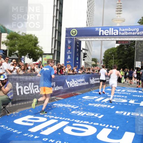 29.06.2025 - hella hamburg halbmarathon Michael Strokosch http://msf.ph/oto/8179771 29.06.2025 10:40:03 Ziel 1603, 3626, 5050, 5375, 6080, 7981, 8467, 8574, 12091, 15421, 17973 meine-sportfotos.de