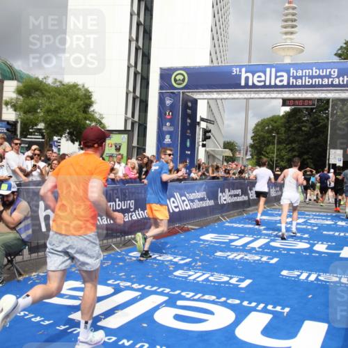 29.06.2025 - hella hamburg halbmarathon Michael Strokosch http://msf.ph/oto/8179778 29.06.2025 10:40:03 Ziel 1603, 3626, 5050, 5375, 6080, 7981, 8467, 8574, 12091, 15421, 17973 meine-sportfotos.de