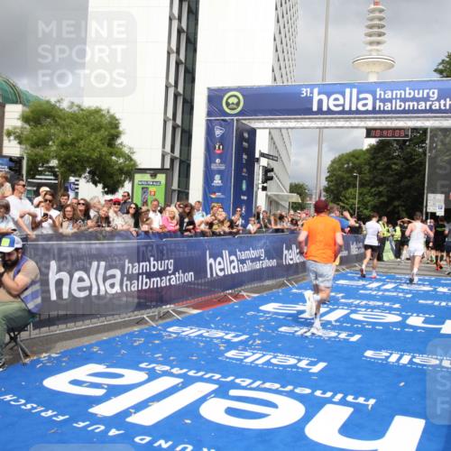29.06.2025 - hella hamburg halbmarathon Michael Strokosch http://msf.ph/oto/8179808 29.06.2025 10:40:04 Ziel 2826, 3626, 5050, 5375, 6080, 7981, 8467, 8574, 12091, 13514, 15421, 17973 meine-sportfotos.de