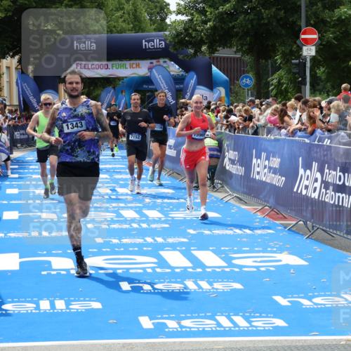 29.06.2025 - hella hamburg halbmarathon Zöllner http://msf.ph/oto/8179811 29.06.2025 10:39:36 Ziel 1343, 7152, 7154, 9116, 9265, 11806, 14077, 15336, 15828, 15965, 17215, 17360, 18154, 18285, 18803 meine-sportfotos.de