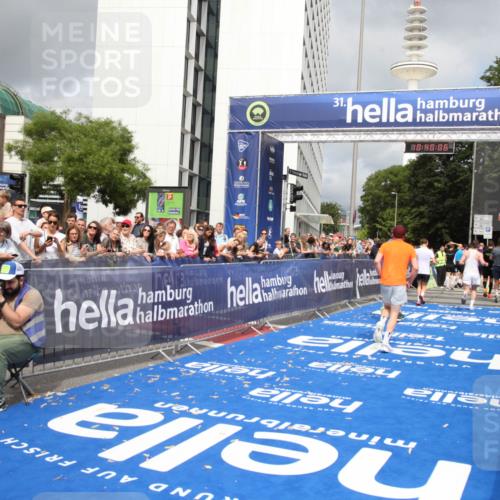 29.06.2025 - hella hamburg halbmarathon Michael Strokosch http://msf.ph/oto/8179816 29.06.2025 10:40:05 Ziel 2826, 3626, 5050, 5375, 6080, 8467, 8574, 12091, 13514, 15421, 17973 meine-sportfotos.de