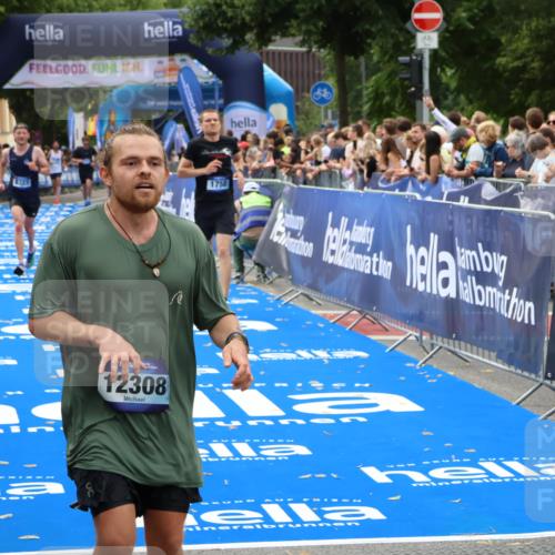 29.06.2025 - hella hamburg halbmarathon Zöllner http://msf.ph/oto/8179820 29.06.2025 10:30:14 Ziel 1758, 8323, 12308, 15507 meine-sportfotos.de