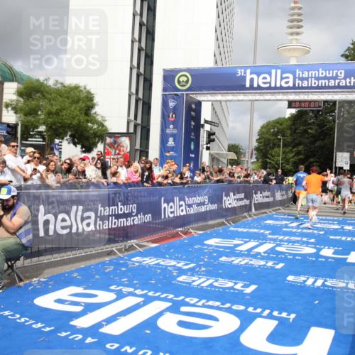 29.06.2025 - hella hamburg halbmarathon Michael Strokosch http://msf.ph/oto/8179824 29.06.2025 10:40:06 Ziel 2826, 3626, 5050, 5375, 6080, 8467, 12091, 13514, 15421, 15424, 17973 meine-sportfotos.de