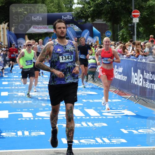 29.06.2025 - hella hamburg halbmarathon Zöllner http://msf.ph/oto/8179830 29.06.2025 10:39:37 Ziel 1343, 7152, 7154, 9116, 9265, 11284, 11806, 14077, 15094, 15336, 15828, 15965, 17215, 17360, 18154, 18285, 18803 meine-sportfotos.de