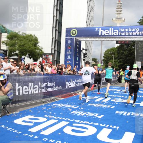 29.06.2025 - hella hamburg halbmarathon Michael Strokosch http://msf.ph/oto/8179831 29.06.2025 10:40:09 Ziel 2826, 5007, 5050, 5508, 6080, 8933, 12091, 13514, 15424, 17973 meine-sportfotos.de